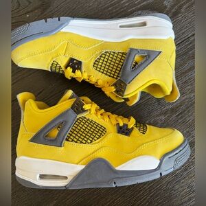 Nike Jordan 4 Retro Lightning Size 6Y Yellow